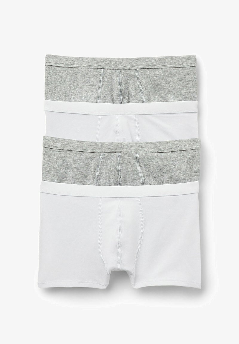 Drei Paar Jungen-Boxershorts in Weiß und Grau. Die Shorts verfügen über elastische Taillenbänder und ein glattes Baumwollmaterial.