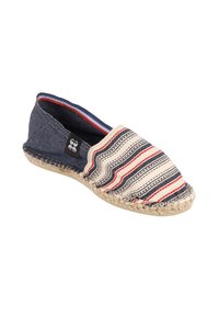 Chaussure slip-on en toile avec un motif rayé en crème, marine et rouge. Semelle espadrille avec détail en jute tressé. Conception à bout arrondi.