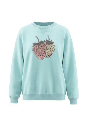 Lyseblå sweatshirt med to store udsmykkede jordbær på brystet med teksturerede og glitrende detaljer.