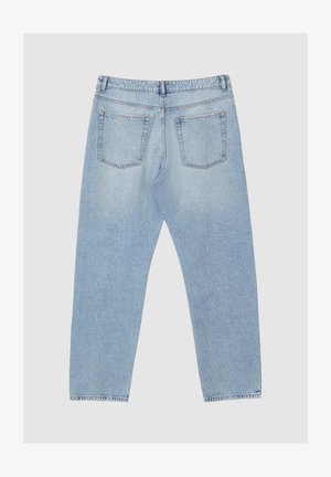 Jeans in denim azzurro chiaro con vestibilità rilassata, dotati di due tasche posteriori, cuciture visibili e taglio a gamba dritta.