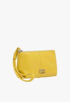 Pequeño monedero de cuero amarillo con cierre de cremallera y logo plateado de Bimba y Lola en el frente.