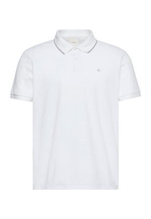 Polo blanco de manga corta con tapeta de dos botones, ribete gris en el cuello y los puños, y pequeño logo "ck" bordado en el pecho.