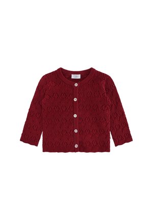 Rote gestrickte Strickjacke mit langen Ärmeln, die ein strukturiertes Blattmuster aufweist, einen runden Ausschnitt hat und mit fünf weißen Knöpfen auf der Vorderseite geschlossen wird.