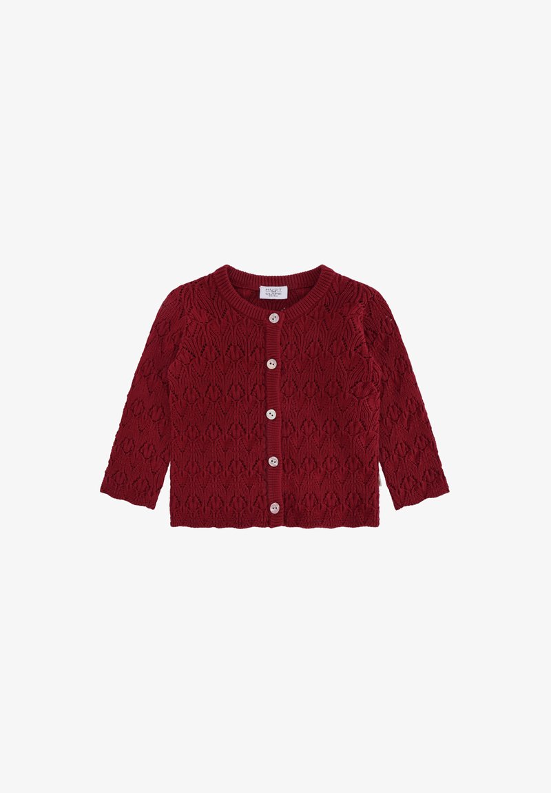 Rote gestrickte Strickjacke mit langen Ärmeln, die ein strukturiertes Blattmuster aufweist, einen runden Ausschnitt hat und mit fünf weißen Knöpfen auf der Vorderseite geschlossen wird.