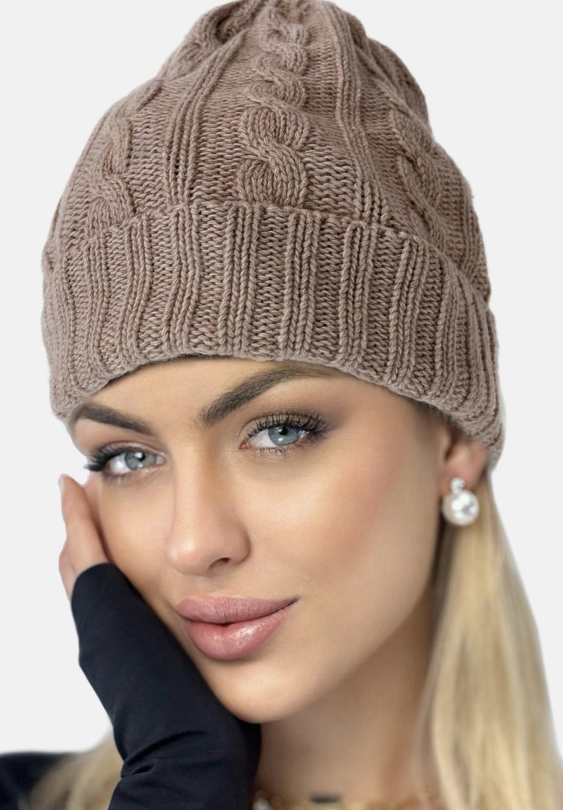 Gorro de lana marrón tejido con un diseño de trenzas texturizadas y banda acanalada, que presenta un tejido suave y cálido y una forma ligeramente cónica.