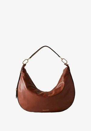 Brun læder hobo taske med en buet form, der har en enkelt skulderrem, guldtonet hardware og en glat tekstur.