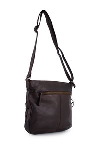 Braune Leder-Umhängetasche mit strukturiertem Oberflächen, verstellbarem Tragegurt, vorderer Reißverschlusstasche und geflochtenem Detail an der Seite.