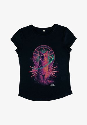 Czarny T-shirt z krótkim rękawem z kolorową grafiką kota w geometrycznym wzorze, z akcentami w kolorach fioletowym, różowym i teal.