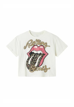 Afskåret hvid t-shirt med grafik af rosa læber med en leopardmønstret tunge og guld "Rolling Stones" tekst. Blødt, bomuldsstof.