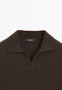 Mörkbrun stickad tröja med ribbad krage och en liten V-ringning, med en "Massimo Dutti"-märkesetikett inuti halsen.