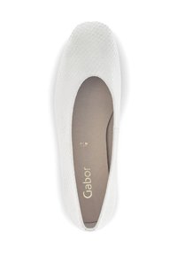 Witte balletschoen met een gestructureerd slangenleerpatroon, ronde neus en een gevoerde binnenzool met gouden merktekst.