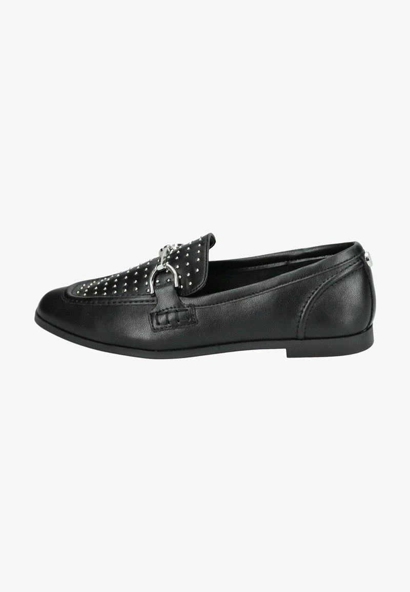 Schwarze Lederloafers mit einem genoppten Obermaterial und einem silbernen Schnallenakzent, flacher Sohle und glatter Textur. Seitenansicht dargestellt.