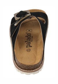 Sort ruskindsandal med en bred rem og metalspænde. Har en korksål og en struktureret sål med hvid stikning rundt om kanten.