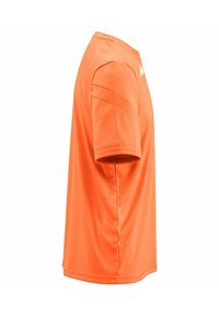 Camiseta atlética de manga corta en color naranja, hecha de una suave tela sintética, con un cuello redondo y un detalle de logo en contraste en el pecho.