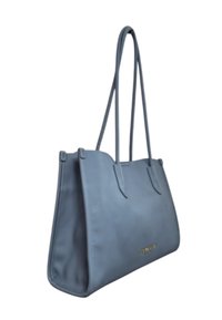 Borsa a mano in pelle blu con due manici lunghi, forma rettangolare, texture liscia e logo dorato sul davanti.