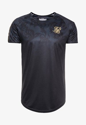 Schwarzes T-Shirt mit kurzen Ärmeln und Rundhalsausschnitt, dezentes dunkles Blumenmuster und kleines goldfarbenes, auf der linken Brust aufgesticktes Logo.
