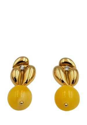 Orecchini dorati con un design floreale, caratterizzati da perline circolari gialle e piccole pietre trasparenti per un dettaglio in più.