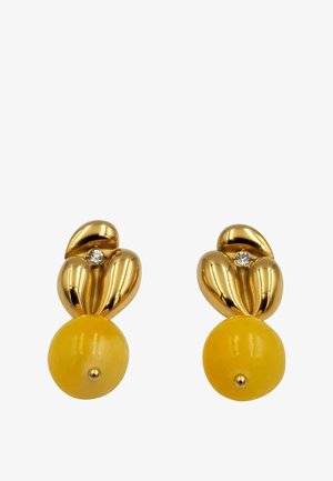 Orecchini dorati con un design floreale, caratterizzati da perline circolari gialle e piccole pietre trasparenti per un dettaglio in più.