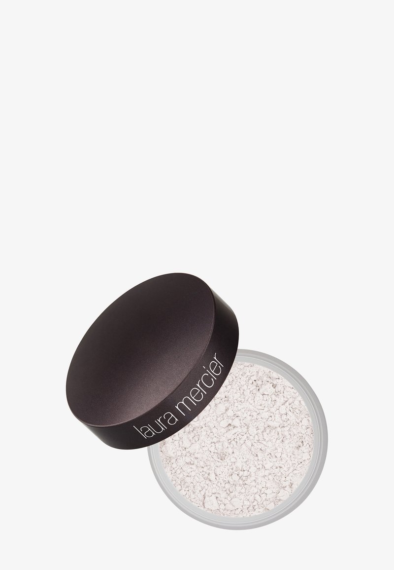 Translucente setting poeder in een doorzichtige container met fijn, wit poeder. De deksel is donkerbruin met zilveren tekst die "Laura Mercier" leest.