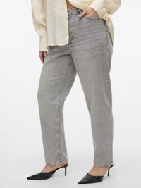 Γκρι τζιν με ψηλή μέση, χαλαρή γραμμή και ανοιχτό ξέβγαλμα. Συνδυασμένα με μπεζ πουκάμισο και μαύρα ψηλοτάκουνα με μυτερή μύτη.