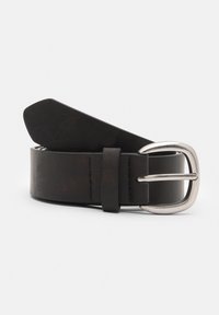 Cintura in pelle nera con finitura testurizzata, dotata di una fibbia metallica argento e di un design classico. Dettagli includono un anello per la regolazione.