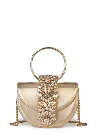 Borsa metallica dorata con design curvo, caratterizzata da un'importante decorazione in cristallo e una maniglia metallica circolare. Catena inclusa.