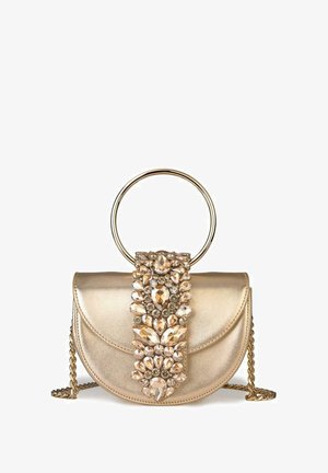 Bolso de mano metálico dorado con un diseño curvado, que presenta un destacado embellishment de cristal y un asa circular de metal. Incluye una correa de cadena.
