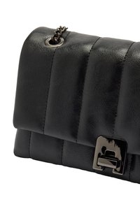 Czarna pikowana torebka wykonana z teksturowanej sztucznej skóry. Posiada kwadratowy zatrzask oraz łańcuszkowy pasek do noszenia. Miękka, wyściełana konstrukcja.