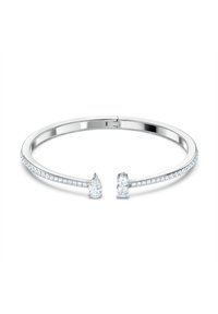 Brazalete de plata con acabado liso, con piedras blancas decorativas a lo largo de la banda y dos piedras más grandes, una en corte pera y otra en corte princesa, en los extremos.