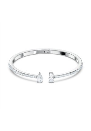Bracciale rigido in argento con due accenti a forma di diamante, uno a taglio pera e uno a taglio quadrato, con una fila di piccole pietre lungo il bordo.