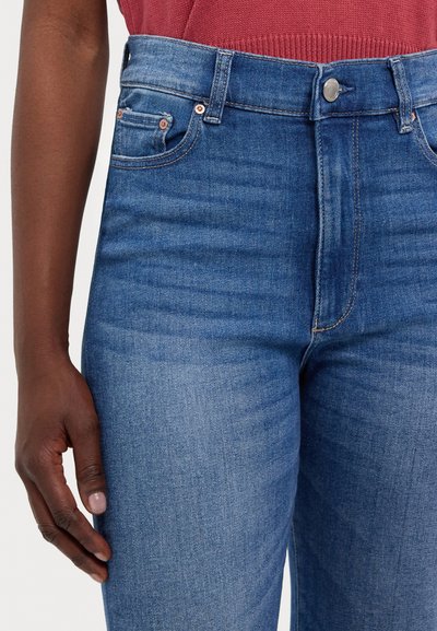 Jeans de mezclilla azul de cintura alta con textura desvanecida, diseño de cinco bolsillos y cierre frontal con botón. Los detalles de costura son visibles.