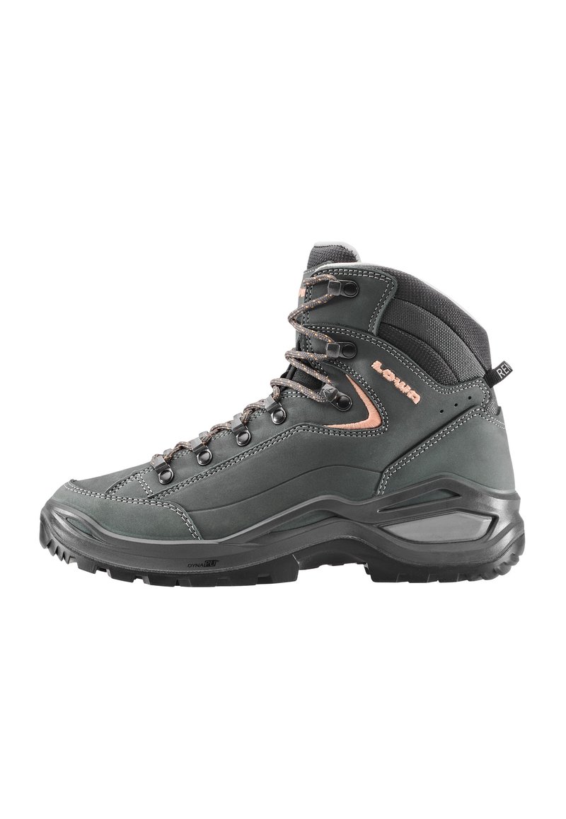 Wandelboots van donkergrijs synthetisch materiaal, met een middelhoog ontwerp en koperen accenten, verstevigde neus en een gemusterde rubberen zool voor grip.