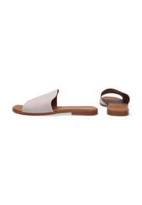 Slide sandalen met een beige leren bovenkant en een brede band, en een bruine rubberen zool. Het ontwerp is open-toe, met een vlakke silhouet.