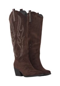 Bottes de cowboy en suède marron avec un bout pointu, un motif décoratif de flamme et des accents en strass ; avec un talon bloc de hauteur moyenne.