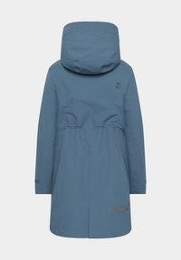 Blå vattentät jacka med huva, dragsko i midjan, långa ärmar och en reflekterande detalj i fållen. Slät tyg med minimala detaljer.