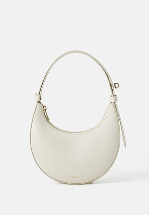 Kremfarbene, gebogene Lederhandtasche mit einem einzelnen Tragegurt, goldener Hardware und dezentem Branding am unteren Rand. Reißverschlussverschluss entlang der oberen Kante.