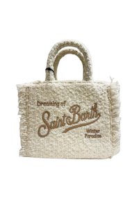 Sac en crème tissé avec une finition texturée, des poignées arrondies et des accents de frange. Présente un texte brodé : "Rêvant du paradis d'hiver de Saint Barth."