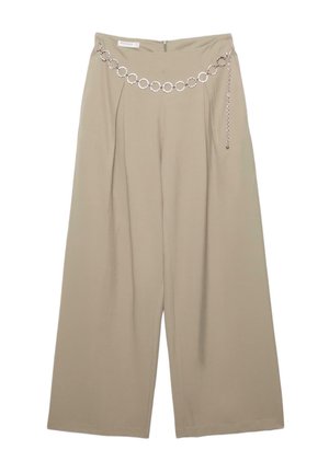 Béžové široké kalhoty s vysokým pasem a stříbrným řetězovým páskem s kruhovými články a visícím koncem na bílém pozadí.