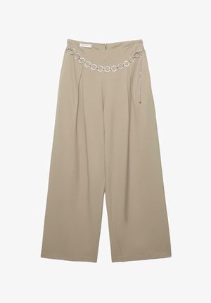Beige wijde broek met hoge taille en een zilveren kettingriem met ronde schakels en een loshangend uiteinde, op een witte achtergrond.