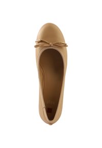 Beige läder ballerinaskor med rund tå, elastisk kant och en liten rosett med guldfärgad accent. Slät textur.
