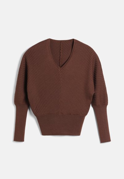 Pull en maille côtelée marron avec col en V, manches longues ajustées et large ceinture, présenté à plat sur un fond blanc.