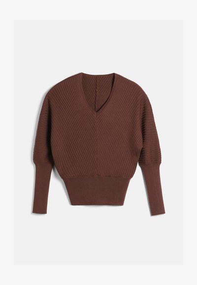Pull en maille côtelée marron avec col en V, manches longues ajustées et large ceinture, présenté à plat sur un fond blanc.