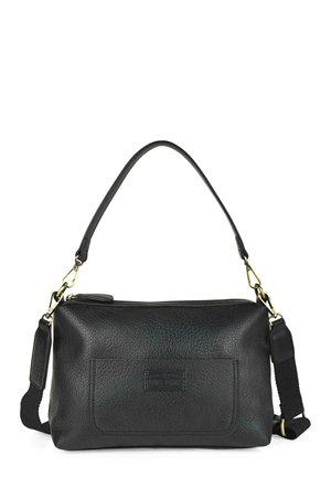 Bolso de mano de cuero negro con un acabado texturizado, que cuenta con un asa superior y una correa ajustable, adornado con herrajes en tono dorado y un bolsillo frontal.