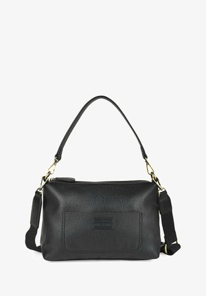 Bolso de mano de cuero negro con un acabado texturizado, que cuenta con un asa superior y una correa ajustable, adornado con herrajes en tono dorado y un bolsillo frontal.