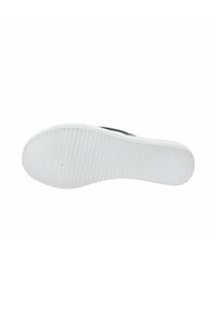 Suola in gomma bianca con un motivo di grip testurizzato. La scarpa presenta una punta arrotondata e un design superiore semplice e liscio di colore scuro.