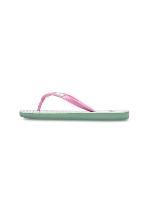 Rosa flip-flop med grön sula, med en strukturerad vit plattfot och Roxy-logotyp. Remmarna är släta med en minimalistisk design.