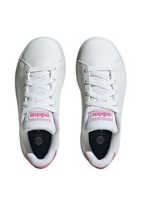 Zapatillas blancas con una parte superior de cuero suave, acentos rosas en el logo de la lengüeta, cordones planos y paneles de malla texturizada. Diseño de puntera redonda.