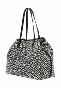 Borsa tote con motivo geometrico in bianco e nero, dotata di due lunghe maniglie nere, una superficie testurizzata e un'apertura con zip.