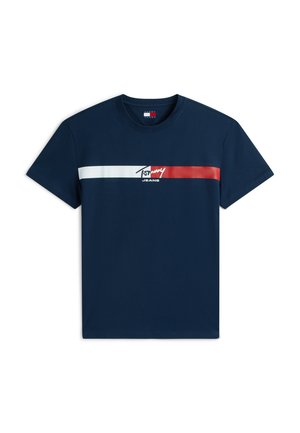 Tumši zila īsroku T-krekls ar baltu un sarkanu horizontālu svītru pāri krūtīm un "Tommy Jeans" logotipu, kas novietots svītras centrā.