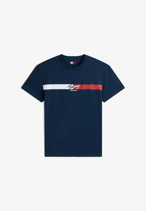 Marineblauw T-shirt met korte mouwen, witte en rode horizontale streep over de borst en het "Tommy Jeans" logo in het midden van de streep.